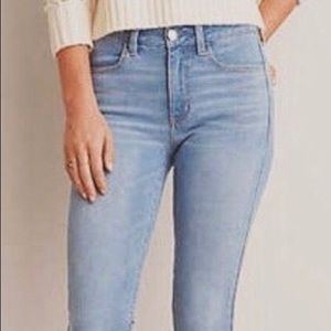 American eagle light wash jeggings.